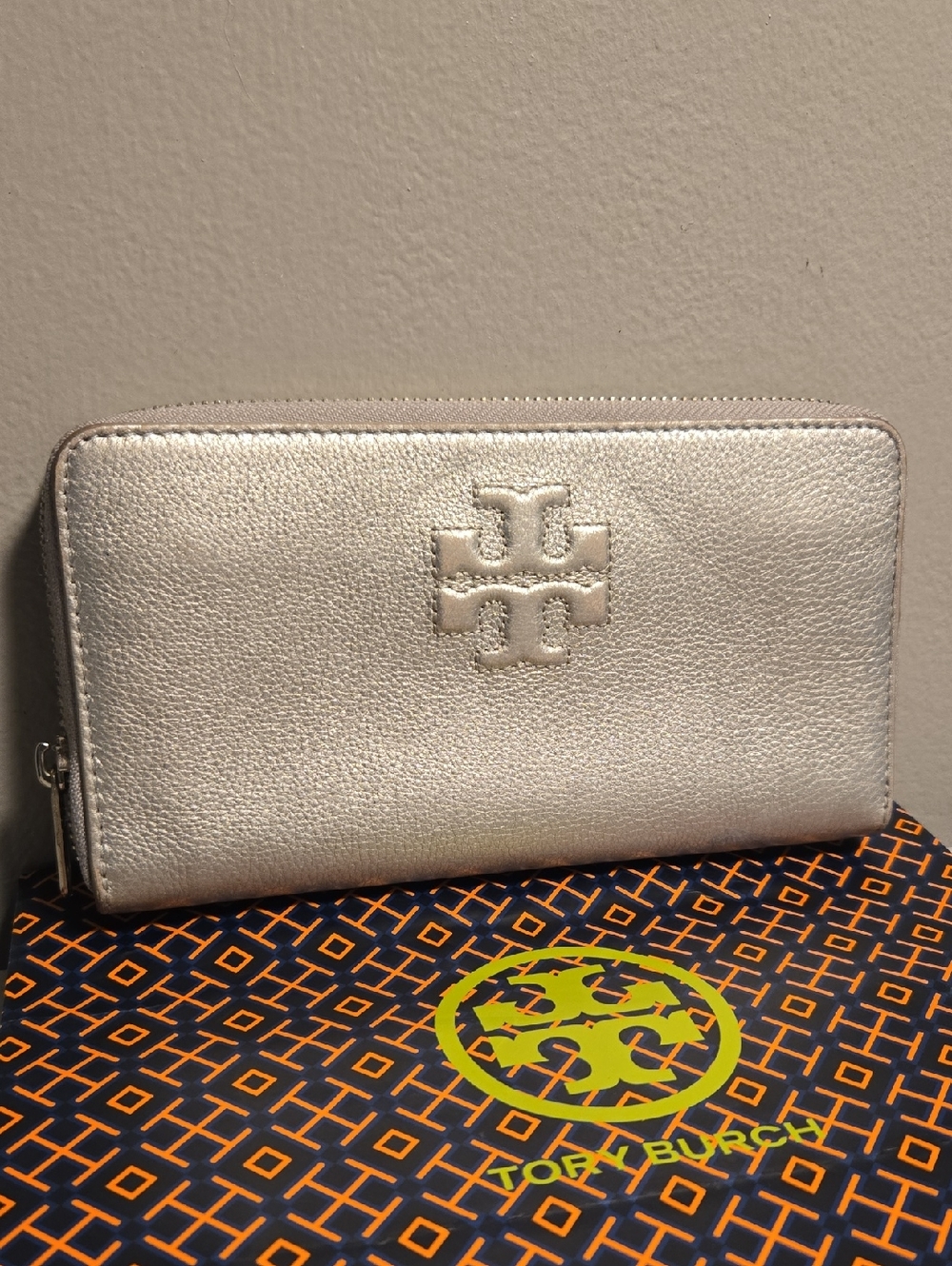 Tory Burch Metallic Silver Zip-Around Wallet - Picture 2 of 9